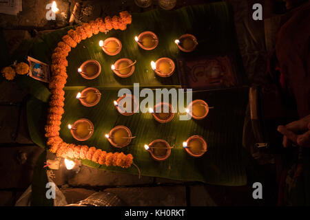 Dhaka, Bangladesh. 12 novembre 2017. Les dévots assister à la prière avec de l'encens et la lumière des lampes à huile avant de rompre le jeûne pendant une Rakher Upobash festival religieux appelé à Dhaka le 12 novembre 2017. Les gens bengali de la foi hindoue au Bangladesh s'asseoir dans la prière pour célébrer le 18e siècle saint hindou Baba Lokenath avec un Rakher Upobas «» la prière et jour de jeûne chaque année des milliers de dévots hindous se rassembler devant Shri Shri Brahmachari Lokenath temple de l'Ashram pour le Rakher Upobash Kartik Brati ou fête religieuse à Dhaka, au Bangladesh. Credit : Azim Khan Ronnie/Alamy Live News Banque D'Images