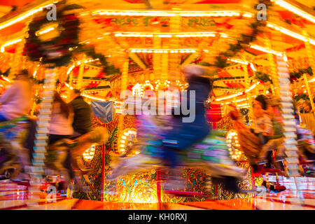 Carousel ride à la Leeds allemand traditionnel marché de Noël 2017 à Leeds, Yorkshire. Banque D'Images