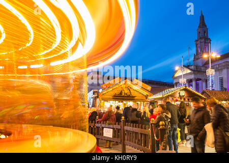 Promenade en carrousel au marché de Noël allemand traditionnel de Leeds 2017. Leeds, Yorkshire Banque D'Images