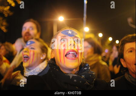 Barcelone, Catalogne, espagne. 11 novembre 2017. manifestation à la rue marina pour protester contre l'emprisonnement de catalan en faveur de l'indépendance des dirigeants politiques et de réclamer pour la libération de tous les prisonniers politiques. gouvernement catalan ont été emprisonnés après la déclaration d'indépendance de l'État espagnol. crédit : Alberto paredes / alamy live news Banque D'Images