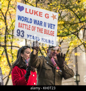 New York, USA, 11 Nov 2017. Ancien combattant de la Seconde Guerre mondiale Luc Gasparre de vagues au sommet d'un flotteur qu'il participe à la Journée des anciens combattants de 2017 parade . Gasparre a reçu la Légion d'honneur en 2015, amongother reconnaissances pour ses combats pendant trois ans en Europe il y a plus de sept décennies. Photo par Enrique Shore/Alamy Live News Banque D'Images