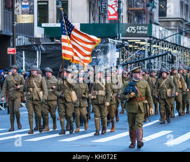 New York, USA, 11 Nov 2017. Des soldats portant des uniformes de la Première Guerre mondiale mars à New York's Fifth Avenue pendant la Journée des anciens combattants de 2017 parade . Photo par Enrique Shore/Alamy Live News Banque D'Images