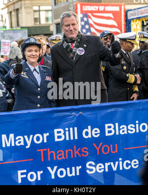 New York, USA, 11 Nov 2017. Le maire de New York, Bill De Blasio pose à côté de United States Air Force Général Ellen Pawlikowski comme ils mars à New York au cours de la Cinquième Avenue des anciens combattants 2017 Day parade . Photo par Enrique Shore/Alamy Live News Banque D'Images