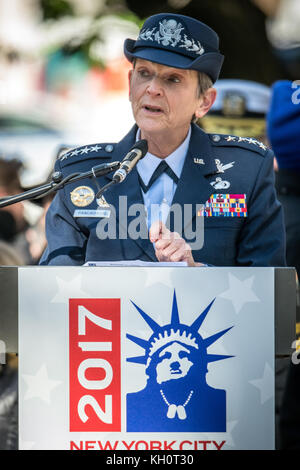 New York, USA, 11 Nov 2017. United States Air Force Général Ellen Pawlikowski prononce un discours dans la ville de New York avant de participer au défilé de la Journée des anciens combattants de 2017 . Photo par Enrique Shore/Alamy Live News Banque D'Images