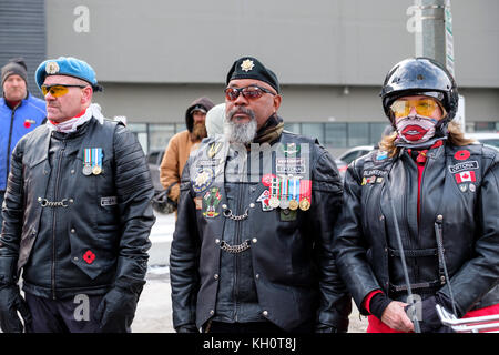 Trois anciens combattants décorés, cyclistes, attendant de rejoindre le défilé du jour du Souvenir à London, Ontario, Canada. Credit : Rubens Alarcon/Alamy Live News Banque D'Images