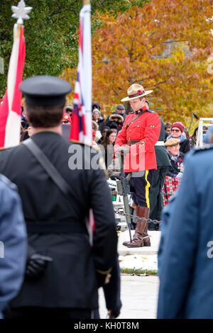 London, Ontario, Canada, 11 novembre 2017. Des milliers de Londoniens se sont réunis au cénotaphe restauré au centre-ville de Victoria Park à l'occasion des cérémonies du jour. L'événement a été marqué par un défilé et la présence de nombreux anciens combattants qui se sont battus dans des guerres précédentes. Le Cénotaphe de la ville a été inauguré en septembre, après une restauration de 475 000 $. Credit : Rubens Alarcon/Alamy Live News Banque D'Images