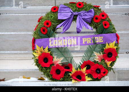 London, Ontario, Canada, 11 novembre 2017. Des milliers de Londoniens se sont réunis au cénotaphe restauré au centre-ville de Victoria Park à l'occasion des cérémonies du jour. L'événement a été marqué par un défilé et la présence de nombreux anciens combattants qui se sont battus dans des guerres précédentes. Le Cénotaphe de la ville a été inauguré en septembre, après une restauration de 475 000 $. Credit : Rubens Alarcon/Alamy Live News Banque D'Images