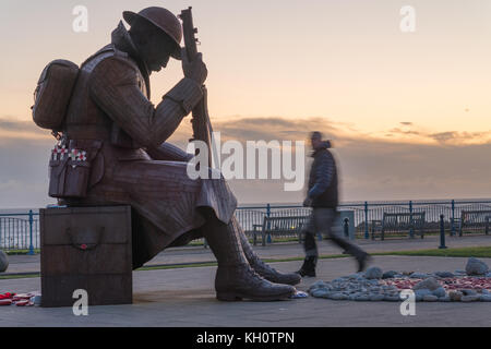 12 novembre 2017. Un homme marche dernières 1101 appelé localement "Tommy" à la première lumière sur Rememberance dimanche à Seaham, Sunderland. Tommy reflète la lassitude de la guerre les soldats et les horreurs assisté pendant la guerre qui vient de s'achever dans les minutes qui suivent la fin de la première guerre mondiale. Robert Smith / AlamyLive crédit News Banque D'Images