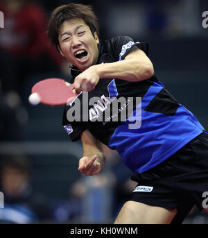 Magdebourg, Allemagne. 10 novembre 2017. Le Japonais Jun Mizutani en action avant sa victoire de 3-4 chez les hommes, simple, 2. Tour de tennis de table Open d'Allemagne entre Jun Mizutani (Japon) et Bastian Steger (Allemagne) à Magdebourg, Allemagne, le 10 novembre 2017. Crédit : Ronny Hartmann/dpa-Zentralbild/dpa/Alamy Live News Banque D'Images