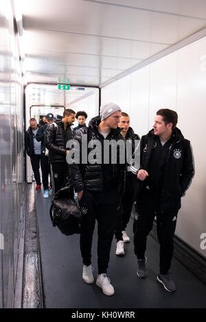 Londres, Royaume-Uni. 12 novembre 2017. L'Allemand Toni Kroos (C, à gauche) et ses coéquipiers montent à bord de l'avion Lufthansa pour leur départ à l'aéroport d'Heathrow à Londres, en Angleterre, le 12 novembre 2017. Crédit : Christian Charisius/dpa/Alamy Live News Banque D'Images