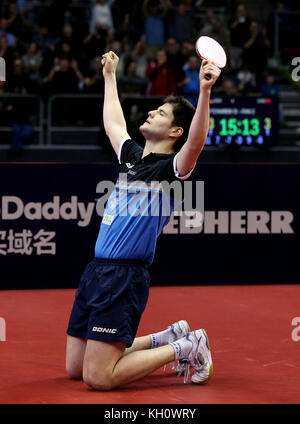 Magdebourg, Allemagne. 10 novembre 2017. L'Allemand Dimitrij Ovtcharov célèbre sa victoire 3-4 en demi-finale masculine en simple de l'Open d'Allemagne de tennis de table entre Fan Zhendong (Chine) et Dimitrij Ovtcharov (Allemagne) à Magdebourg, Allemagne, le 10 novembre 2017. Crédit : Ronny Hartmann/dpa-Zentralbild/dpa/Alamy Live News Banque D'Images