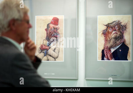 Dresde, Allemagne. 12 novembre 2017. Un visiteur regarde les œuvres 'Erdogan' (l) et 'Trump' du caricaturiste Frank Hoppmann lors du 18ème salon German caricature Award, qui se déroule du 13 novembre 2017 au 04 février 2018 à la Haus der presse à Dresde, Allemagne, le 12 novembre 2017. Crédit : Monika Skolimowska/dpa-Zentralbild/dpa/Alamy Live News Banque D'Images