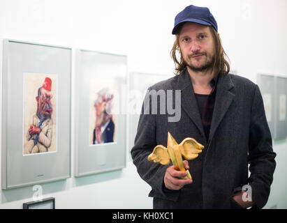 Dresde, Allemagne. 12 novembre 2017. Le caricaturiste Frank Hoppmann, lauréat du Winged Golden Pencil pour caricature simple, se tient à côté de son œuvre 'Erdogan' (l) lors du 18e German caricature Award, qui se tiendra du 13 novembre 2017 au 04 février 2018 à la Haus der presse à Dresde, Allemagne, le 12 novembre 2017. Crédit : Monika Skolimowska/dpa-Zentralbild/dpa/Alamy Live News Banque D'Images