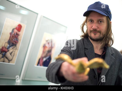 Dresde, Allemagne. 12 novembre 2017. Le caricaturiste Frank Hoppmann, lauréat du Winged Golden Pencil pour caricature simple, se tient à côté de son œuvre 'Erdogan' (l) lors du 18e German caricature Award, qui se tiendra du 13 novembre 2017 au 04 février 2018 à la Haus der presse à Dresde, Allemagne, le 12 novembre 2017. Crédit : Monika Skolimowska/dpa-Zentralbild/dpa/Alamy Live News Banque D'Images