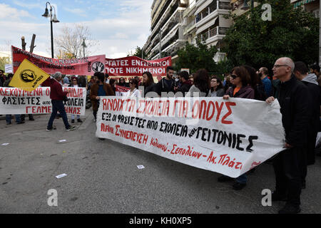 Athènes, Grèce, 12 novembre 2017. Les gens accueillent les enfants et les mères pakistanaises au début des cours de l'école du dimanche de la Communauté pakistanaise à Athènes, en Grèce. Crédit : Nicolas Koutsokostas/Alamy Live News. Banque D'Images