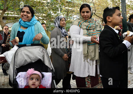 Athènes, Grèce, 12 novembre 2017. Les enfants et les mères pakistanais arrivent à l'école du dimanche de la Communauté pakistanaise pour le début des cours à Athènes, en Grèce. Crédit : Nicolas Koutsokostas/Alamy Live News. Banque D'Images