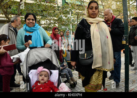 Athènes, Grèce, 12 novembre 2017. Les enfants et les mères pakistanais arrivent à l'école du dimanche de la Communauté pakistanaise pour le début des cours à Athènes, en Grèce. Crédit : Nicolas Koutsokostas/Alamy Live News. Banque D'Images