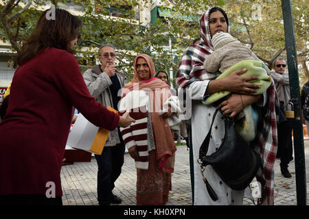 Athènes, Grèce, 12 novembre 2017. Les enfants et les mères pakistanais arrivent à l'école du dimanche de la Communauté pakistanaise pour le début des cours à Athènes, en Grèce. Crédit : Nicolas Koutsokostas/Alamy Live News. Banque D'Images