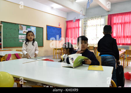 Athènes, Grèce, 12 novembre 2017. Des enfants pakistanais dans une salle de classe de l'école du dimanche de la Communauté pakistanaise attendent le début des cours à Athènes, en Grèce. Crédit : Nicolas Koutsokostas/Alamy Live News. Banque D'Images