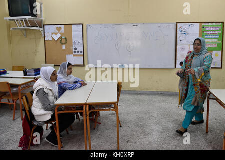 Athènes, Grèce, le 12 novembre 2017. Les enfants pakistanais à l'intérieur d'une classe de la communauté pakistanaise attendent de l'école du dimanche le début des enseignements à Athènes, Grèce. crédit : nicolas koutsokostas/Alamy live news. Banque D'Images