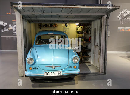 Un modèle de voiture Trabant 600 (P 60) est exposé debout à l'intérieur d'un garage reconstruit de l'ère RDA au August Horch Museum à Zwickau, Allemagne, le 9 novembre 2017. Le musée a organisé une nouvelle exposition permanente, dans les anciens locaux de l'usine d'assemblage de Sachsenring, qui comprend entre autres la seule usine de fabrication de plastique thermodurcissable au monde. Le musée marque également le lieu historique où le constructeur automobile Audi a été fondé par August Horch à Zwickau, en 1909. Photo : Jan Woitas/dpa-Zentralbild/dpa Banque D'Images