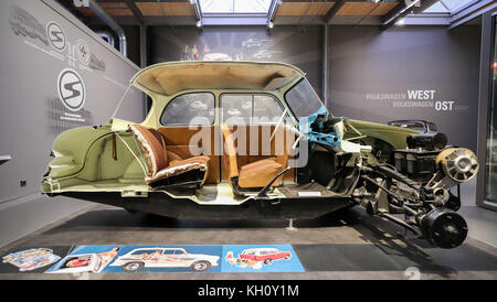 Zwickau, Allemagne. 9 novembre 2017. Une maquette en coupe d'un modèle de voiture Trabant 600 (P 60) est exposée au Musée August Horch à Zwickau, en Allemagne, le 9 novembre 2017. Le musée a organisé une nouvelle exposition permanente, dans les anciens locaux de l'usine d'assemblage de Sachsenring, qui comprend entre autres la seule usine de fabrication de plastique thermodurcissable au monde. Le musée marque également le lieu historique où le constructeur automobile Audi a été fondé par August Horch à Zwickau, en 1909. Crédit : Jan Woitas/dpa-Zentralbild/dpa/Alamy Live News Banque D'Images