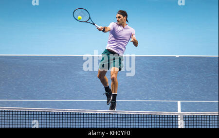 Londres, Royaume-Uni. 12 nov, 2017. Roger Federer (Suisse) en action pendant la nitto atp world tour finals match du tournoi à la ronde entre jack sock et Roger Federer à l'O2, Londres, Angleterre le 12 novembre 2017. photo par Andy rowland crédit : andrew rowland/Alamy live news Banque D'Images