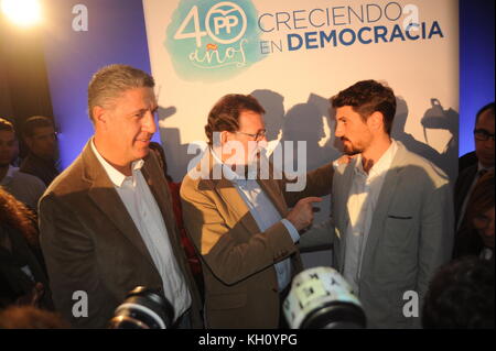 Hôtel Barcelo Sants, Barcelone, Catalogne, espagne. 12 novembre 2017. Mariano Rajoy, premier ministre espagnol et président du parti populaire pp barcelone visites à l'appui de Xavier Garcia albiol a pp candidat aux élections catalanes pour le 21 décembre 2017. ici avec l'ancien maire socialiste de gimenells i el Pla de la font (lleida), Dante Perez, accède maintenant à pp. crédit : Alberto paredes / alamy live news Banque D'Images