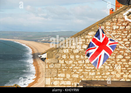 Portland, dorset, UK. 12 novembre 2017 - une union jack vole au-dessus de plage de Chesil sur Dimanche du souvenir crédit : Stuart fretwell/Alamy live news Banque D'Images