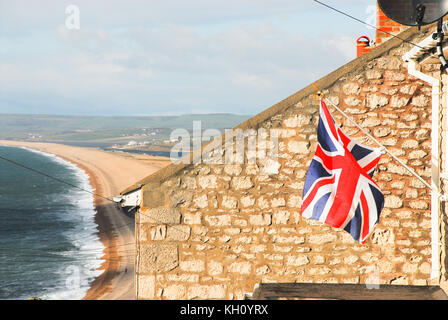 Portland, dorset, UK. 12 novembre 2017 - une union jack vole au-dessus de plage de Chesil sur Dimanche du souvenir crédit : Stuart fretwell/Alamy live news Banque D'Images