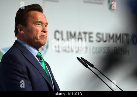 Bonn, Allemagne. 12 nov, 2017. L'ancien gouverneur de Californie Arnold Schwarzenegger parle dans la 'zone' à Bonn au cours de la conférence mondiale sur le climat à Bonn, Allemagne, 12 novembre 2017. Au cours du sommet, les villes et les régions soulignent que la protection du climat n'est pas seulement un problème pour les gouvernements nationaux, d'où 250 villes et 9 comtés aux États-Unis, ainsi que les 1700 entreprises et d'investisseurs se sont unis pour mettre en place l'initiative "l'engagement de l'Amérique". crédit : Henning kaiser/dpa/Alamy live news Banque D'Images