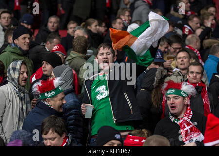 Danemark, Copenhague - 11 novembre 2017. Les fans de football irlandais soutiennent l'équipe irlandaise lors de la coupe du monde de qualification entre le Danemark et l'Irlande à Telia Parken à Copenhague. Banque D'Images