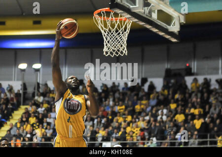 Turin, Italie. 12 novembre 2017. Trevor Mbakwe (Fiat Auxilium Torino) pendant le PANIER CAMPIONATO SÉRIE UN match de basket-ball 2017/18 entre FIAT AUXILIUM TORINO VS VANOLI CREMONA à PalaRuffini le 12 novembre 2017 à Turin, Italie. Crédit : FABIO PETROSINO/Alay Live News Banque D'Images