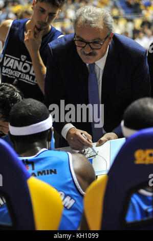 Turin, Italie. 12 novembre 2017. Romeo Sacchetti, entraîneur-chef Vanoli Cremonadoring the CAMPIONATO BASKET SÉRIE A 2017/18 match de basket-ball entre FIAT AUXILIUM TORINO VS VANOLI CREMONA à PalaRuffini le 12 novembre 2017 à Turin, Italie. Crédit : FABIO PETROSINO/Alay Live News Banque D'Images