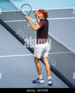 Londres, Royaume-Uni. 12 nov, 2017. alexander 'sascha' zverev (Allemagne) célèbre sa victoire après une série de 2-1 au cours de la thriller nitto atp world tour finals match du tournoi à la ronde entre Marin Cilic et Alexander zverev à l'O2, Londres, Angleterre le 12 novembre 2017. photo par Andy rowland. crédit : andrew rowland/Alamy live news Banque D'Images