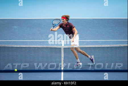 Londres, Royaume-Uni. 12 nov, 2017. alexander 'sascha' zverev (Allemagne) gagne un point important avec une salve sur le net pendant la nitto atp world tour finals match du tournoi à la ronde entre Marin Cilic et Alexander zverev à l'O2, Londres, Angleterre le 12 novembre 2017. photo par Andy rowland. crédit : andrew rowland/Alamy live news Banque D'Images