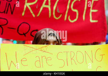 Montréal, Canada. 12 novembre 2017. Femme musulmane participant à une marche de protestation contre le racisme. Crédit : Mario Beauregard/Alamy Live News Banque D'Images