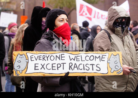 Montréal, Canada. 12 novembre 2017. Femme participant à une marche de protestation contre le racisme. Crédit : Mario Beauregard/Alamy Live News Banque D'Images