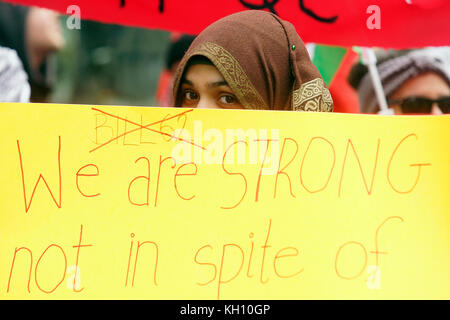 Montréal, Canada. 12 nov, 2017. femme musulmane participant à une marche de protestation contre le racisme.credit:Mario Beauregard/Alamy live news Banque D'Images