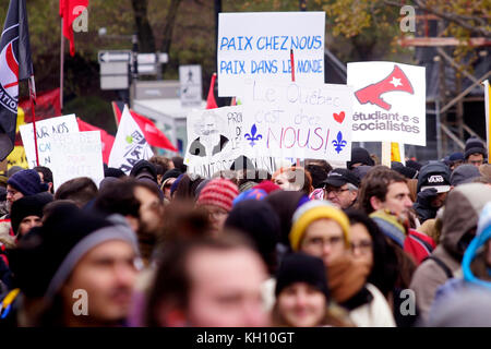 Montréal, Canada. 12 novembre 2017. Foule de personnes participant à une marche de protestation contre le racisme. Crédit : Mario Beauregard/Alamy Live News Banque D'Images