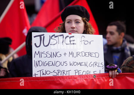 Montréal, Canada. 12 nov, 2017. femme participant à une marche de protestation contre le racisme.credit:Mario Beauregard/Alamy live news Banque D'Images