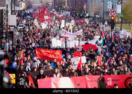 Montréal, Canada. 12 novembre 2017. Foule de personnes participant à une marche de protestation contre le racisme. Crédit : Mario Beauregard/Alamy Live News Banque D'Images