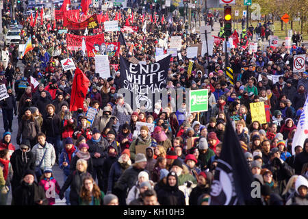 Montréal, Canada. 12 novembre 2017. Foule de personnes participant à une marche de protestation contre le racisme. Crédit : Mario Beauregard/Alamy Live News Banque D'Images