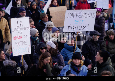 Montréal, Canada. 12 novembre 2017. Foule de personnes participant à une marche de protestation contre le racisme. Crédit : Mario Beauregard/Alamy Live News Banque D'Images