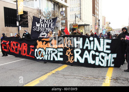 Montréal, Canada. 12 novembre 2017. Foule de personnes participant à une marche de protestation contre le racisme. Crédit : Mario Beauregard/Alamy Live News Banque D'Images