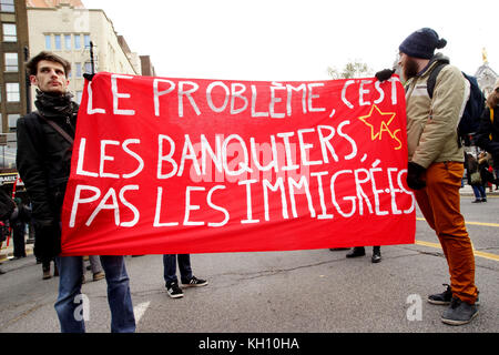 Montréal, Canada. 12 novembre 2017. Les participants à une marche de protestation contre le racisme. Crédit : Mario Beauregard/Alamy Live News Banque D'Images