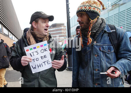 Montréal, Canada. 12 nov, 2017. Les participants à une marche de protestation contre le racisme.credit:Mario Beauregard/Alamy live news Banque D'Images