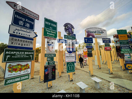 Oberkotzau, Allemagne. 12th octobre 2017. La photo montre le nouveau parc de wanderlust avec de nombreux signes de nom de lieu du monde entier à Oberkotzau, Allemagne, 12 octobre 2017. Le parc d'attractions populaire a dû fermer à Hof, mais il va maintenant rouvrir à Oberkotzau, Allemagne. Credit: Nicolas Armer/dpa/Alay Live News Banque D'Images