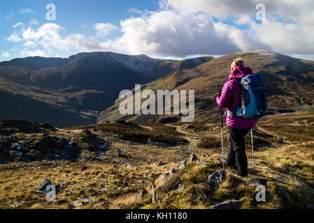 Sheffield Pike, Lake District, Cumbria. Le dimanche 12 novembre 2017. Un walker bénéficie d'un certain temps hivernal et une vue dégagée sur Sheffield Pike dans le district du lac aujourd'hui. Météo britannique. Crédit : David Forster/Alamy Live News Banque D'Images