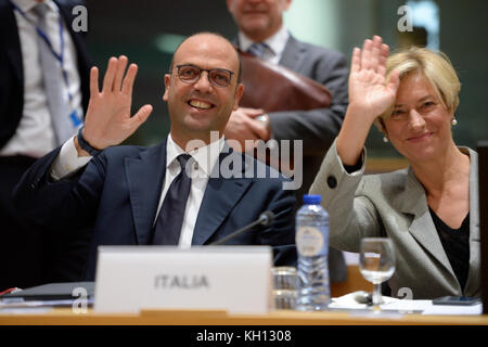 Bruxelles, Belgique. 13 novembre 2017. Ministre italien des Affaires étrangères Angelino Alfano (à gauche) et ministre italien de la Défense Roberta Pinotti (à droite) avant la FAC le Conseil des ministres des Affaires étrangères de l'UE à Bruxelles, Belgique le 13.11.2017 par Wiktor Dabkowski | usage Worldwide Credit : dpa/Alamy Live News Banque D'Images